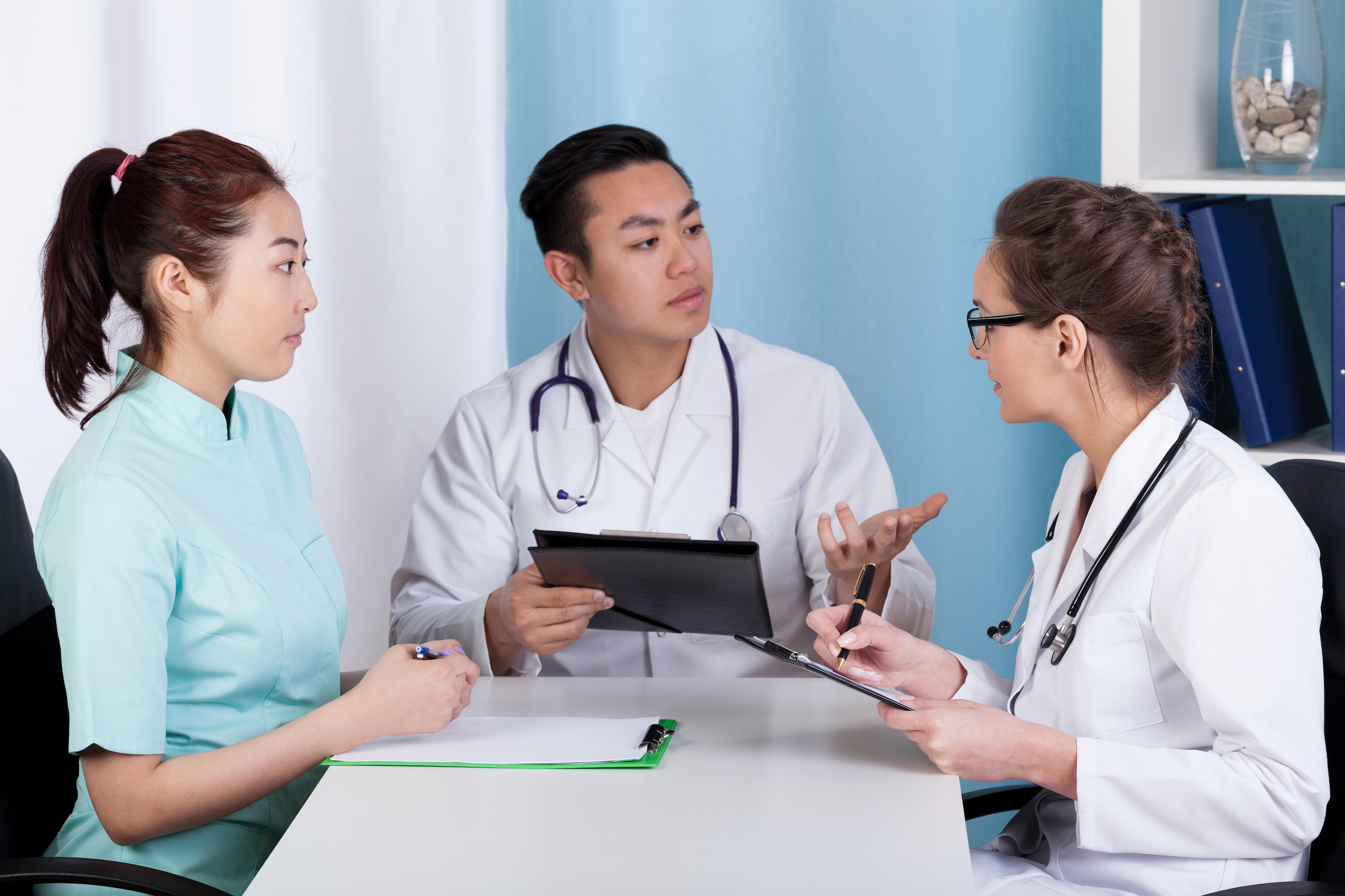 difference between a physician assistant and doctor